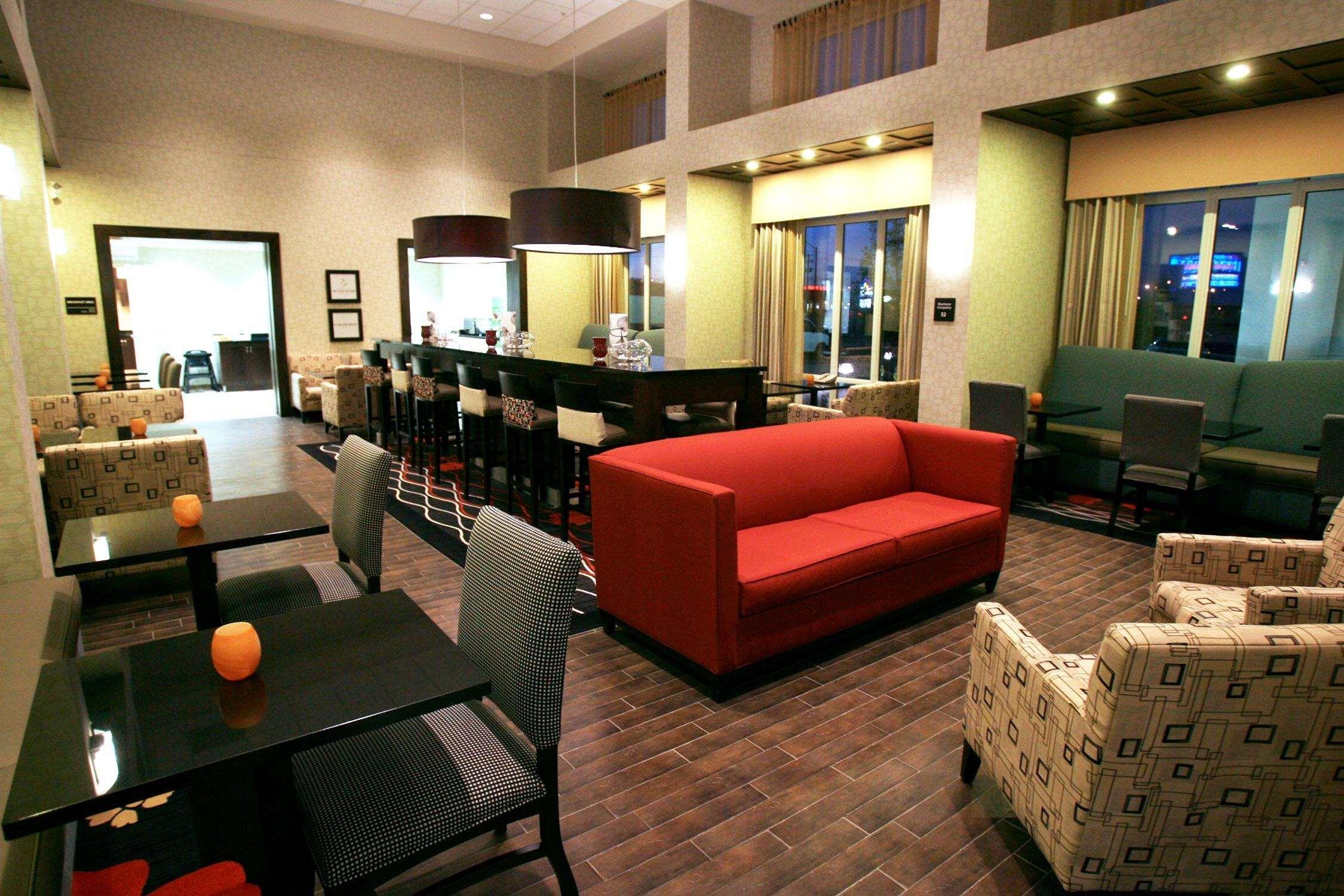 Hotel Hampton & Red Deer 3*