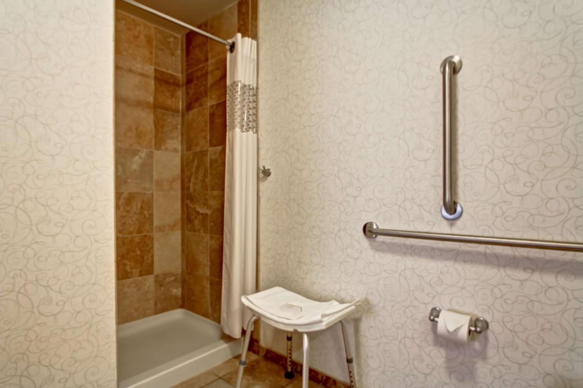 Hampton & Red Deer Hotel 3*