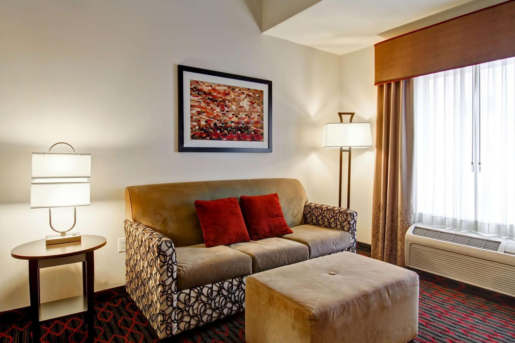 Hampton & Red Deer Hotel